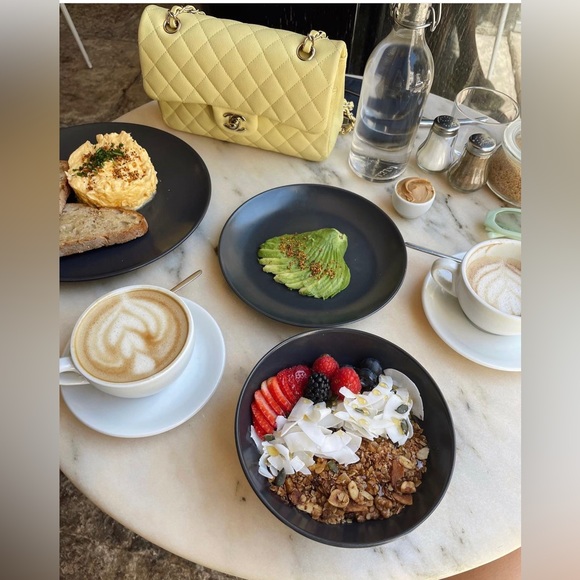 CHANEL Timeless Classic Flap Double Flap bag in Yellow Caviar Leather Medium - Picture 5 of 16